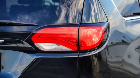 Used 2018 Chrysler Pacifica Touring-L image 10