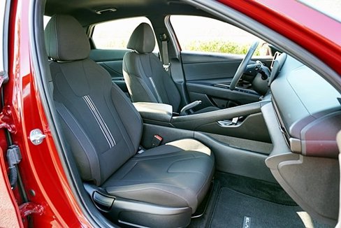 Certified 2025 Hyundai Elantra Sport image 12