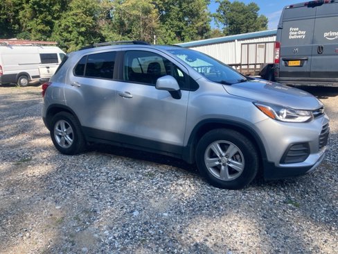 Used 2022 Chevrolet Trax LT w/ LT Convenience Package image 2