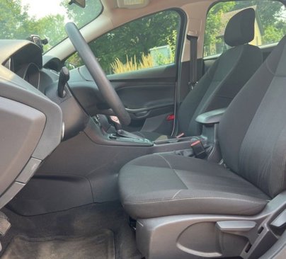Used 2018 Ford Focus SE w/ SE Appearance Package image 8