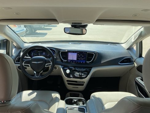 Used 2021 Chrysler Pacifica Touring-L image 11