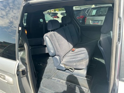 Used 2001 Chrysler Town & Country LX image 4