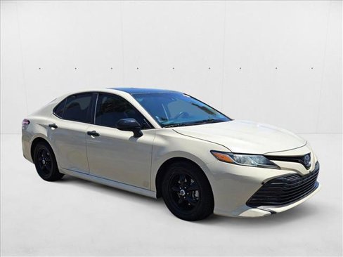 Used 2018 Toyota Camry LE image 3