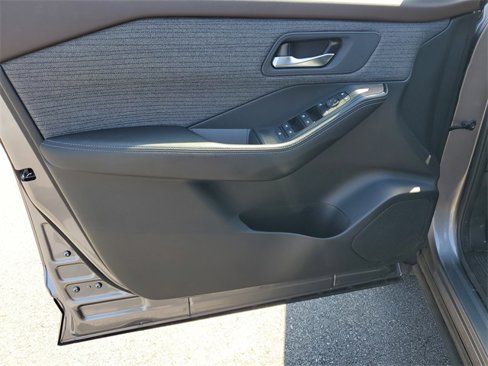 Used 2023 Nissan Rogue SV image 8