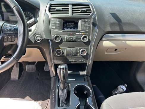 Used 2018 Ford Explorer XLT image 11