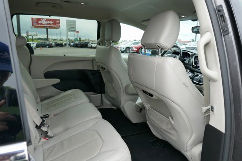 Used 2021 Chrysler Pacifica Touring-L image 17