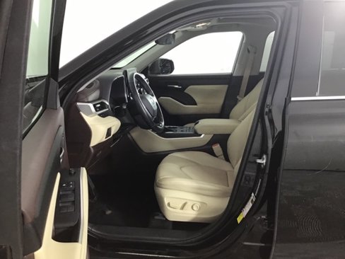 Used 2020 Toyota Highlander XLE image 9