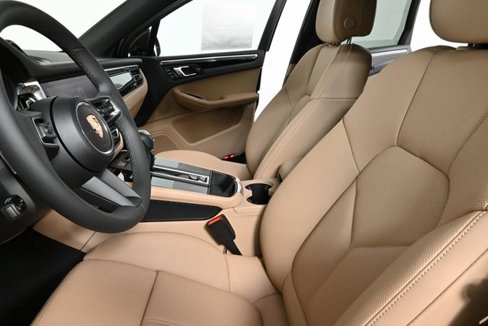 Certified 2025 Porsche Macan image 5