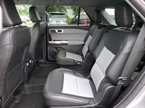 Certified 2022 Ford Explorer XLT w/ Equipment Group 202A image 10