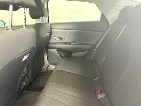 Used 2025 Hyundai Elantra SE image 24