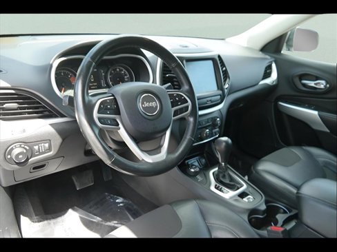 Used 2018 Jeep Cherokee Latitude Plus w/ Cold Weather Group image 9