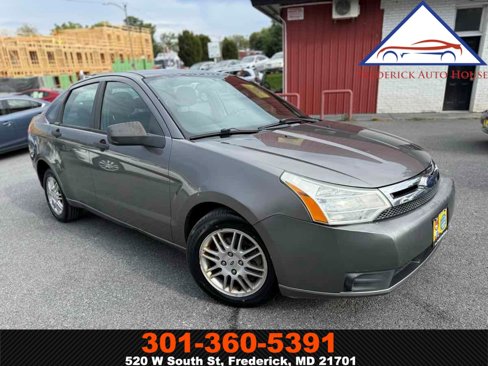 Used 2010 Ford Focus SE image 1