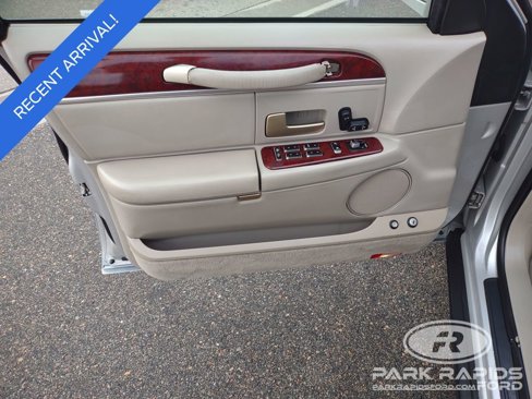 Used 2004 Lincoln Town Car Signature image 12