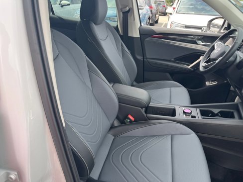 New 2025 Volkswagen Tiguan SE image 23