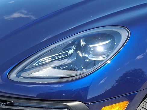 Certified 2024 Porsche Macan Turbo image 11