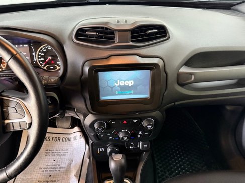 Used 2020 Jeep Renegade Latitude w/ Cold Weather Group image 24