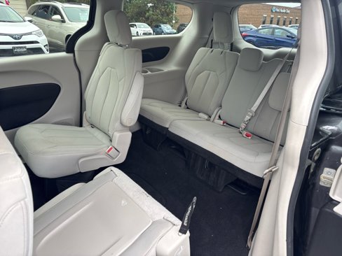 Used 2017 Chrysler Pacifica Touring image 27