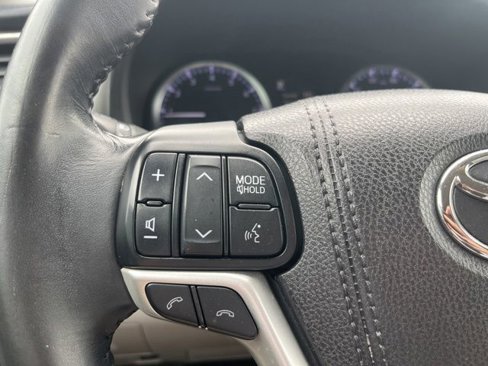 Used 2017 Toyota Highlander LE image 14