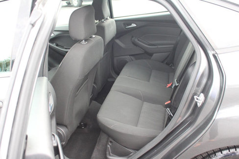 Used 2017 Ford Focus SE w/ Cold Weather Package image 9