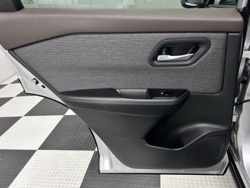 Used 2023 Nissan Rogue SV image 17