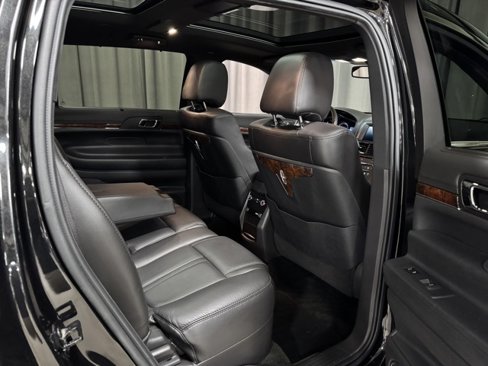 Used 2015 Lincoln MKT AWD image 12
