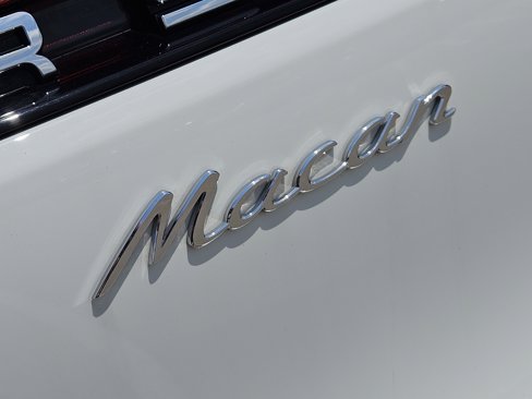 Certified 2024 Porsche Macan image 20