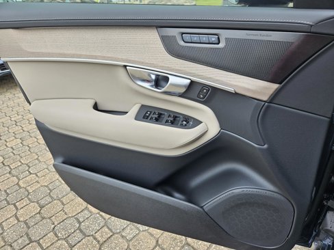 New 2025 Volvo XC90 B5 Plus w/ Protection Package Premier image 24