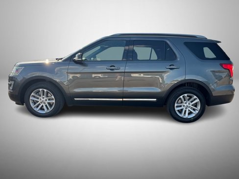 Used 2017 Ford Explorer XLT w/ Equipment Group 202A image 6