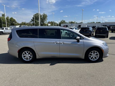 Used 2017 Chrysler Pacifica Touring image 10