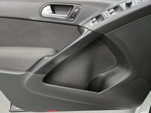 Used 2015 Volkswagen Tiguan S image 14