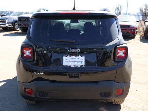 New 2023 Jeep Renegade Latitude w/ Sun & Fun Group image 5