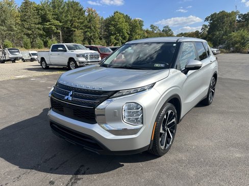 Used 2022 Mitsubishi Outlander ES image 1