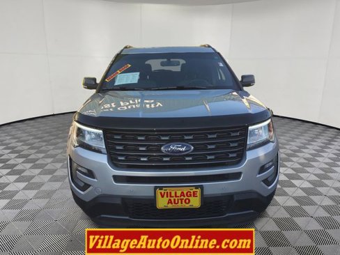 Used 2017 Ford Explorer XLT w/ Equipment Group 202A image 6
