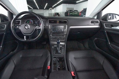 Used 2016 Volkswagen e-Golf SEL Premium w/ Driver Assistance Package image 8