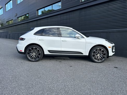Certified 2025 Porsche Macan image 11