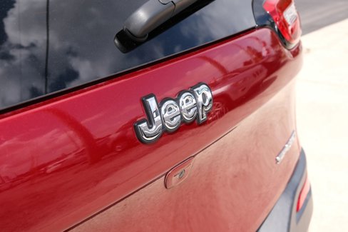 Used 2016 Jeep Cherokee Sport image 16