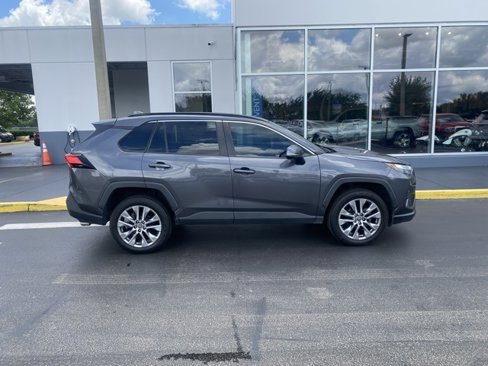 Used 2022 Toyota RAV4 XLE Premium image 9