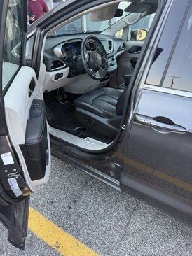 Used 2022 Chrysler Pacifica Touring-L image 4
