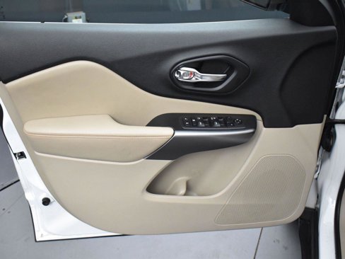 Used 2019 Jeep Cherokee Latitude w/ Popular Appearance Group image 10