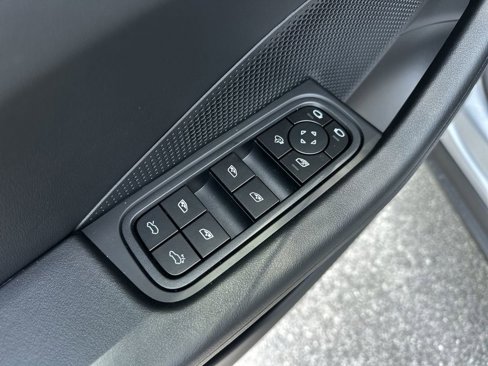 New 2025 Porsche Macan Electric image 17