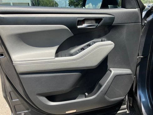 Used 2020 Toyota Highlander XLE image 29