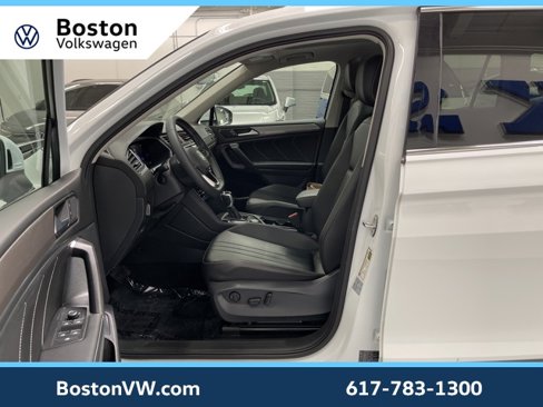 Used 2022 Volkswagen Tiguan SE w/ Panoramic Sunroof Package image 24