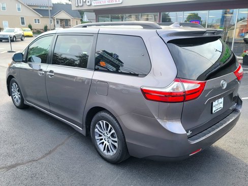 Used 2018 Toyota Sienna XLE image 7