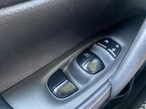 Used 2019 Nissan Rogue SV image 18