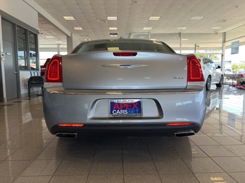 Used 2016 Chrysler 300 Limited image 9