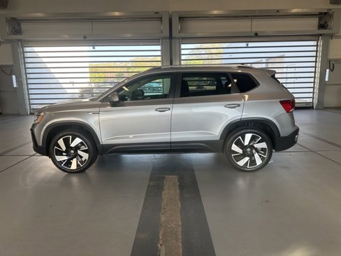 Certified 2024 Volkswagen Taos SEL image 6