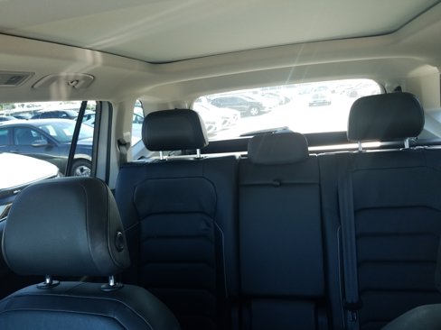 Used 2018 Volkswagen Tiguan SEL Premium image 18