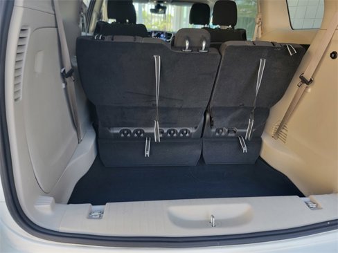 Used 2022 Chrysler Voyager LX image 16