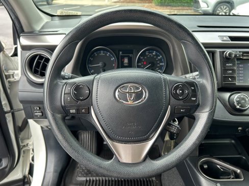 Used 2018 Toyota RAV4 LE image 18