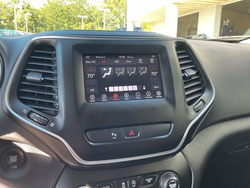 Used 2019 Jeep Cherokee Latitude Plus w/ Comfort/Convenience Group image 23